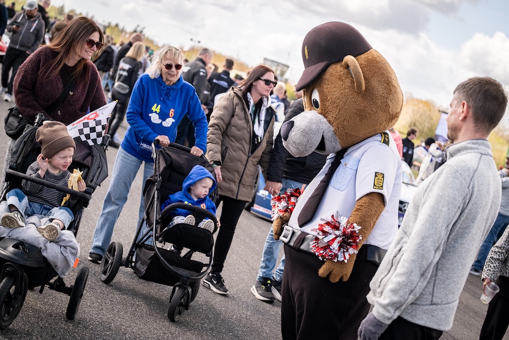 Bamse Betjent dukker også op, snakker med børnene og tager også et kik på de historiske racerbiler.
(Foto: Grippo)